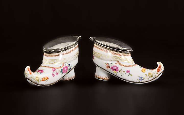 Pair of chinese export porcleian famille rose shoe-form snuff boxes
